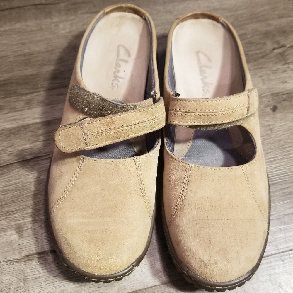 Leather clogs